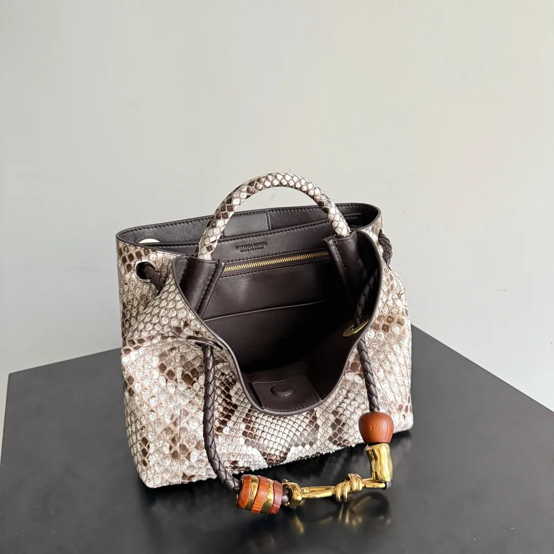 The new Andiamo batch of 3060 BV is shipped‼ ️The classic intercciato weaving process is used to create a soft bag, the metal knot is made of micro-cast aluminum using jewelry technology🪢, and the decorative beads are made of metal and hand-polished oak, allowing you to jump repeatedly between elegance and fun💃, making it unpredictable. Classic and versatile, it shows off your temperament, and the bag has a large capacity, making it very convenient for daily commuting! It has a variety of carrying methods, the shoulder straps can be adjusted by yourself, the original lambskin feels soft and delicate, and the unisex style breaks gender boundaries and brings a more practical and long-lasting use experience. The Andiamo, which has both elegant and casual styles, perfectly interprets the "fashionable old money style". Style number: 743568+wood hardware Color: original snakeskin pattern Size: 25*22*10.5cm